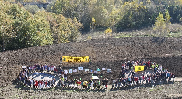 L'abbraccio collettivo nell'area degli orti urbani
